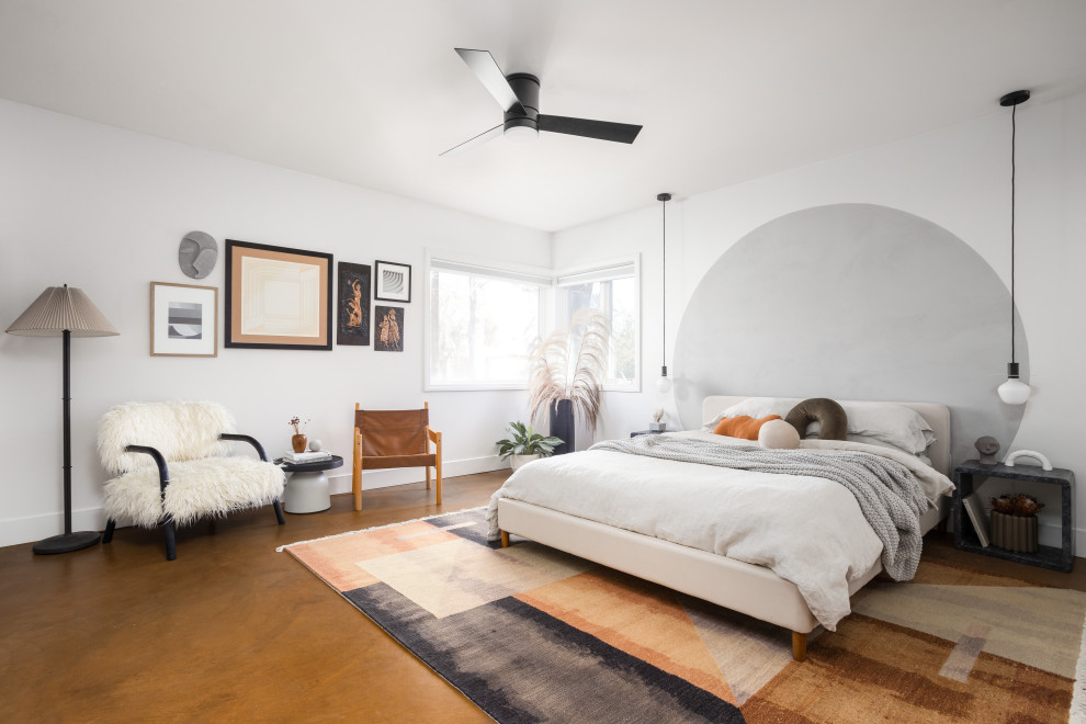 Modernes Hauptschlafzimmer ohne Kamin mit weißer Wandfarbe, Betonboden und braunem Boden in Phoenix