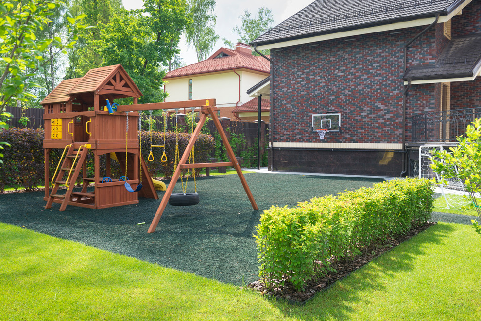 Design ideas for a contemporary full sun garden for summer in Moscow with with outdoor playset and mulch.