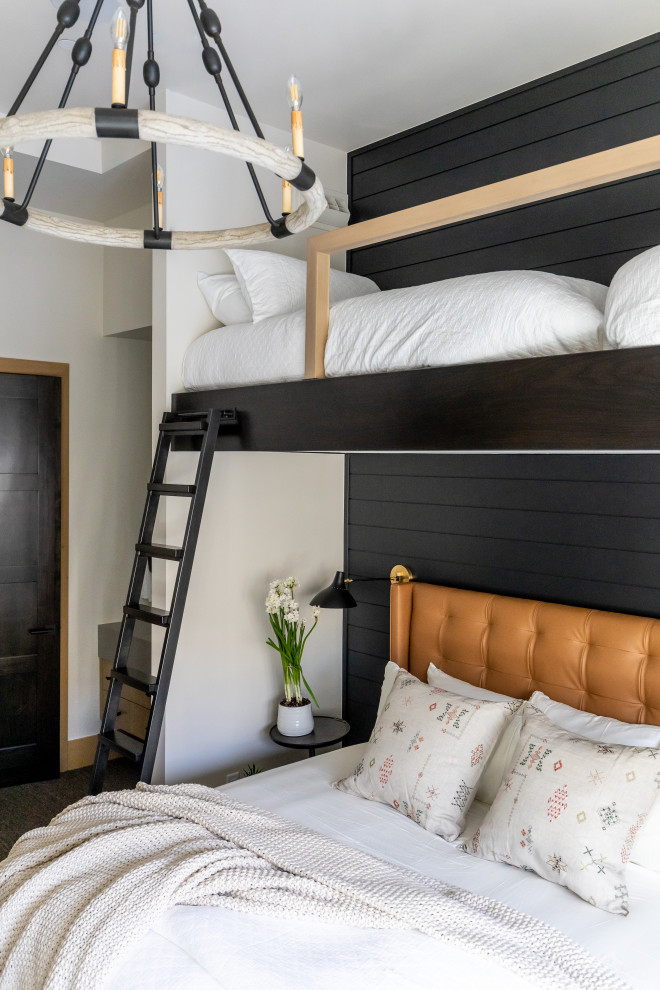 Foto di una camera da letto design con pareti beige, parquet scuro, pavimento marrone e pareti in perlinato