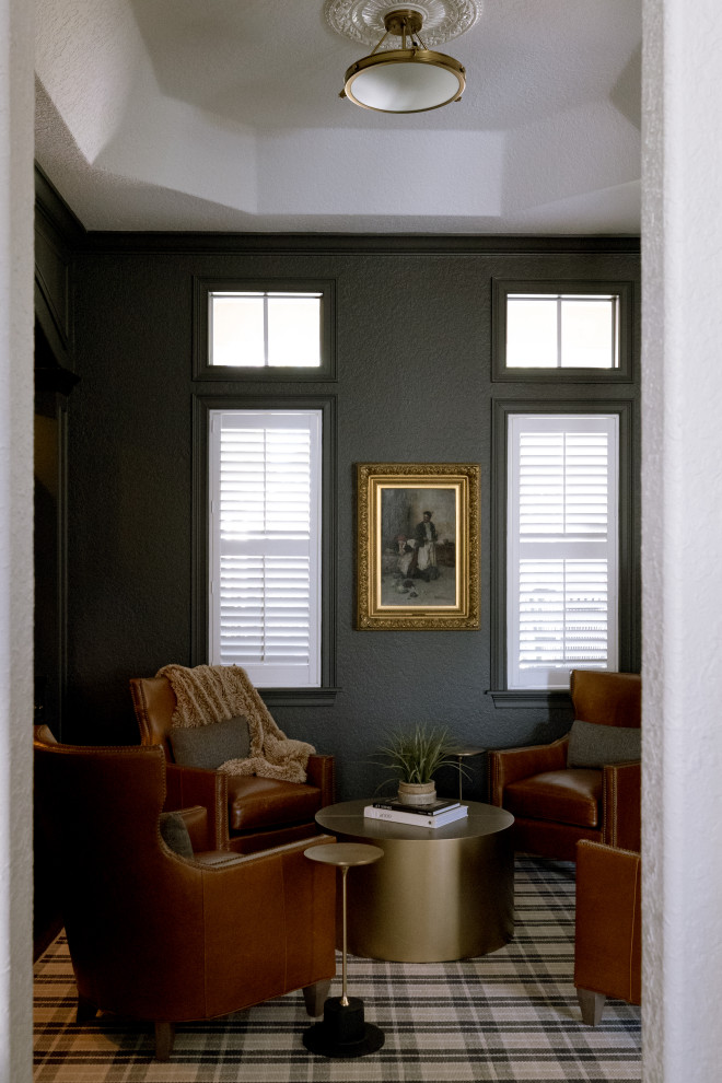 Immagine di un angolo bar con lavandino vittoriano di medie dimensioni con ante di vetro, ante nere, top in saponaria, paraspruzzi a specchio, pavimento in legno massello medio, pavimento marrone e top nero