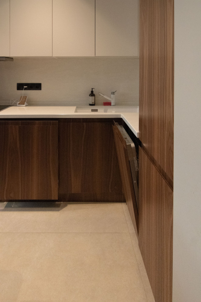 Кухня в стиле минимализм с фасадами под "темное дерево"