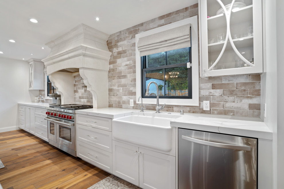 Kitchen - transitional kitchen idea in Los Angeles