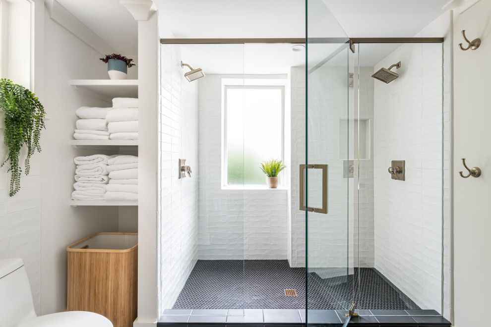Ejemplo de cuarto de baño clásico grande con paredes blancas, suelo vinílico, suelo beige y papel pintado