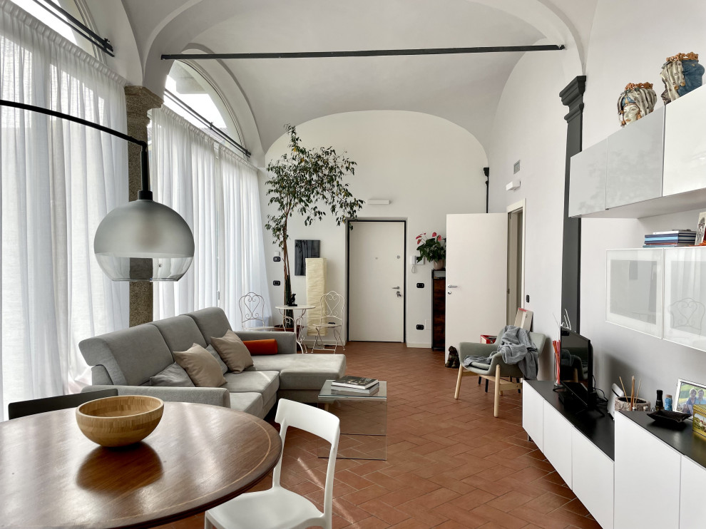 Ispirazione per un grande soggiorno contemporaneo chiuso con pareti bianche, pavimento in terracotta, parete attrezzata, pavimento rosso e soffitto a volta