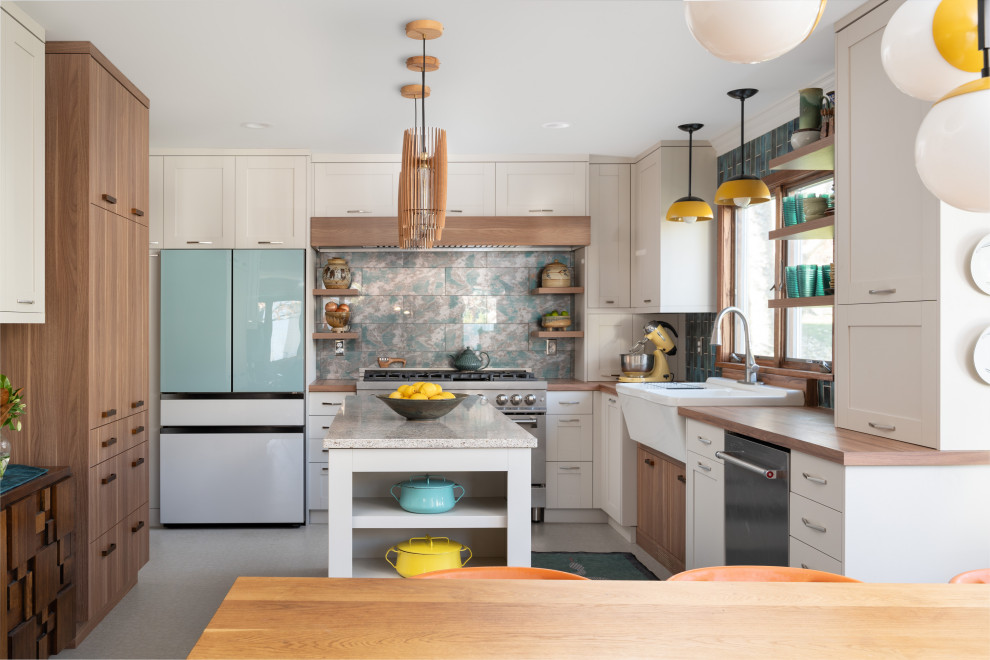 Свежая идея для дизайна: п-образная кухня-гостиная среднего размера в стиле ретро с с полувстраиваемой мойкой (с передним бортиком), фасадами в стиле шейкер, белыми фасадами, столешницей из ламината, синим фартуком, фартуком из стеклянной плитки, цветной техникой, полом из винила, островом, зеленым полом и коричневой столешницей - отличное фото интерьера