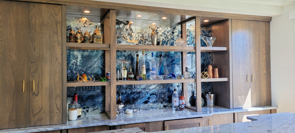 Modelo de bar en casa con fregadero de galera escandinavo grande con fregadero bajoencimera, armarios con paneles lisos, puertas de armario grises, encimera de cuarcita, suelo de madera clara y suelo marrón