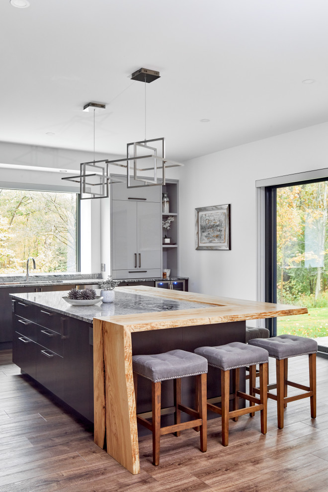 Kitchen - transitional kitchen idea in Toronto