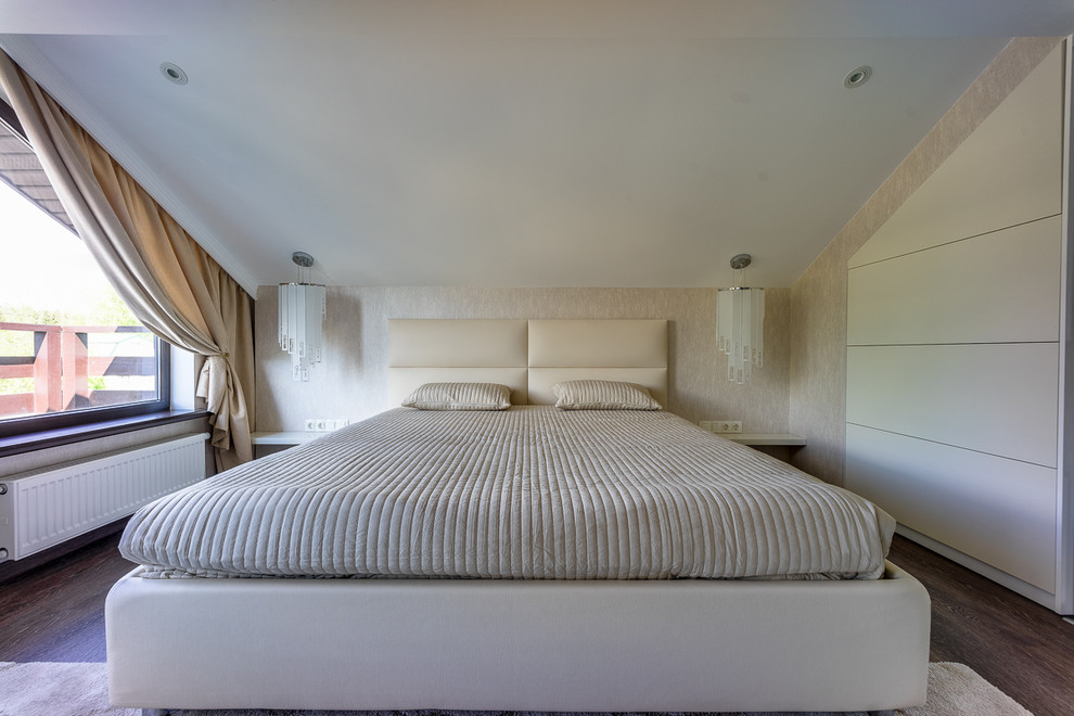 Свежая идея для дизайна: большая хозяйская спальня в современном стиле с бежевыми стенами, темным паркетным полом и коричневым полом - отличное фото интерьера