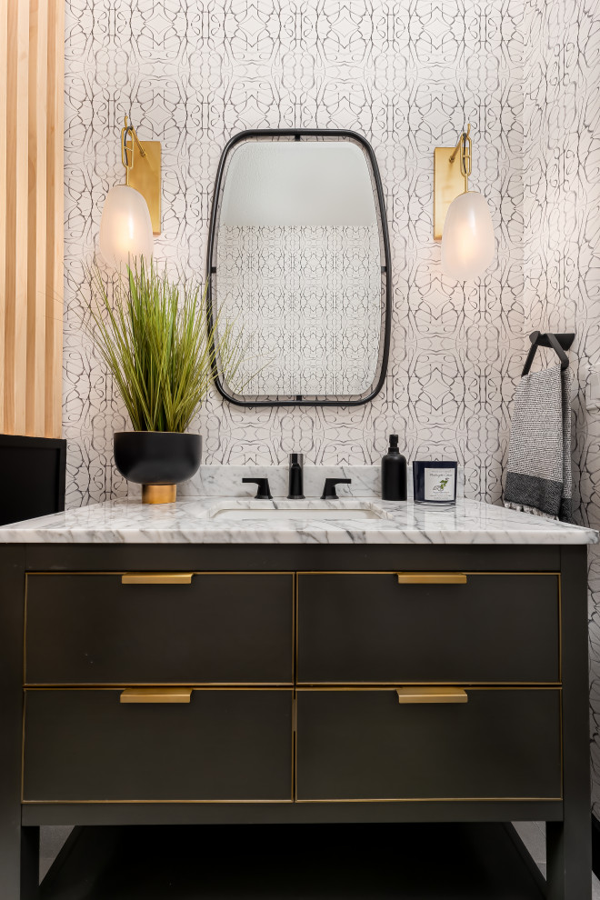 Kleine Moderne Gästetoilette mit flächenbündigen Schrankfronten, grauen Schränken, grauen Fliesen, weißer Waschtischplatte und freistehendem Waschtisch in Los Angeles