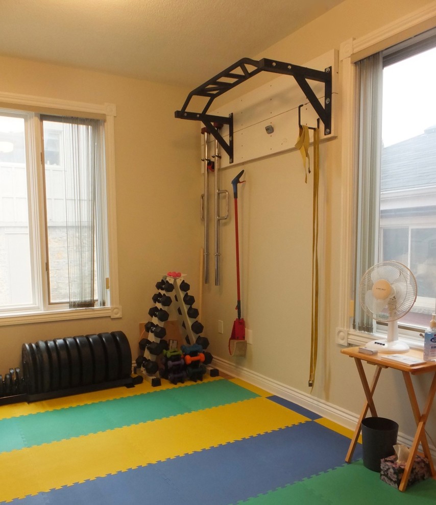 Photo of a small contemporary multipurpose gym in Toronto with grey walls.