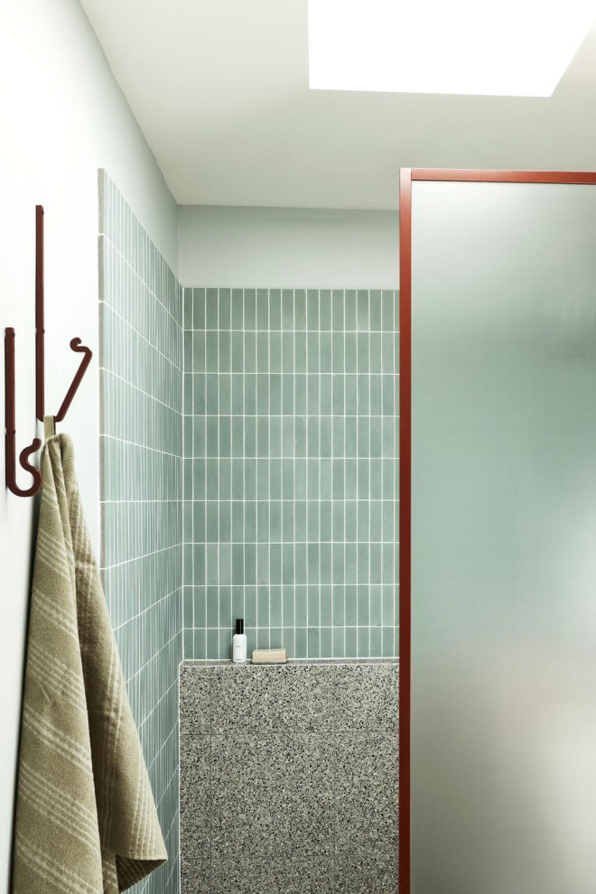 Immagine di una stanza da bagno con doccia minimalista di medie dimensioni con doccia ad angolo, piastrelle verdi, piastrelle a mosaico, pareti verdi e doccia aperta