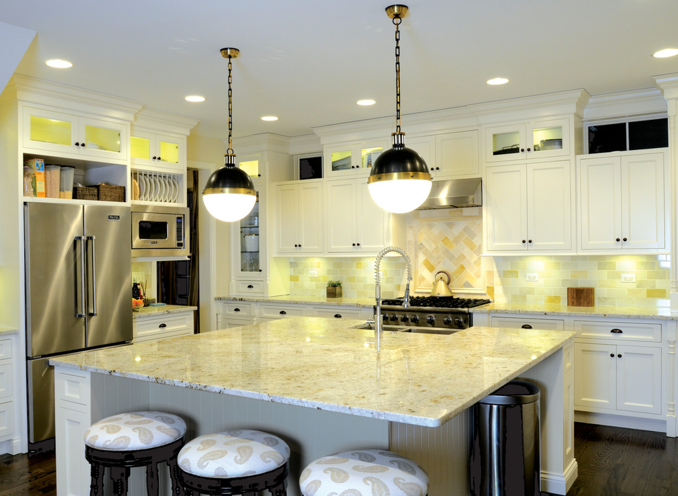 Transitional kitchen photo in Chicago