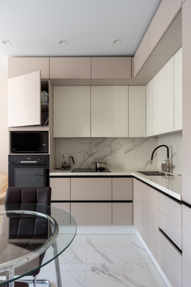 Бежевая кухня с рельефными фасадами