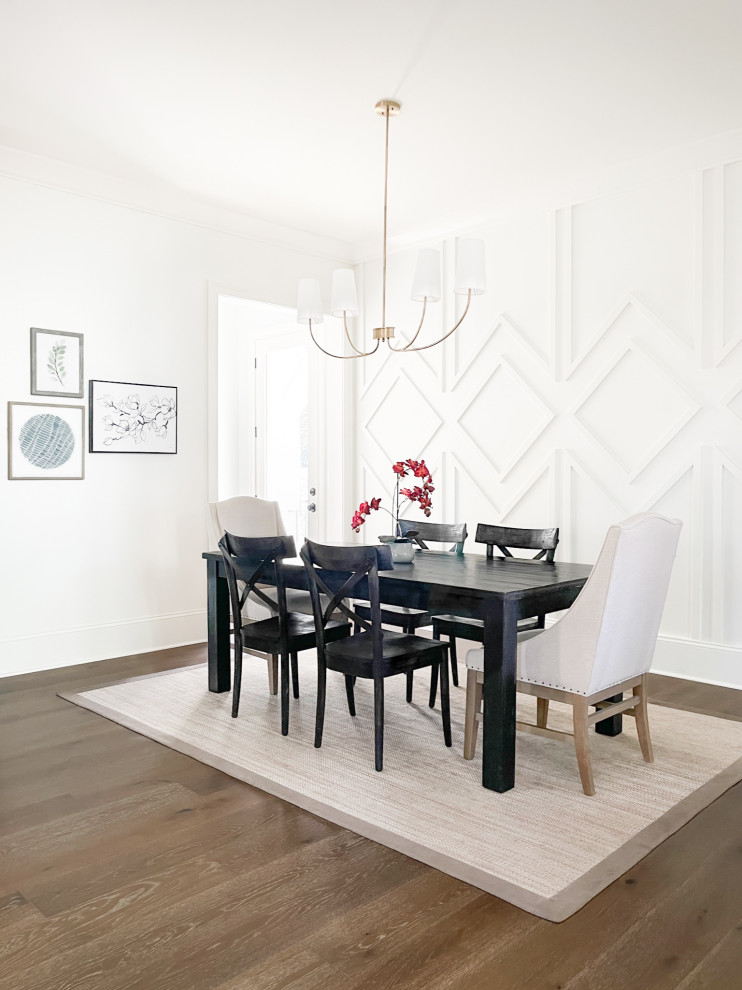Idee per una grande sala da pranzo aperta verso la cucina tradizionale con pareti bianche, pavimento in legno massello medio e pavimento marrone