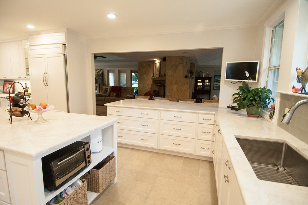 Transitional kitchen photo in Austin