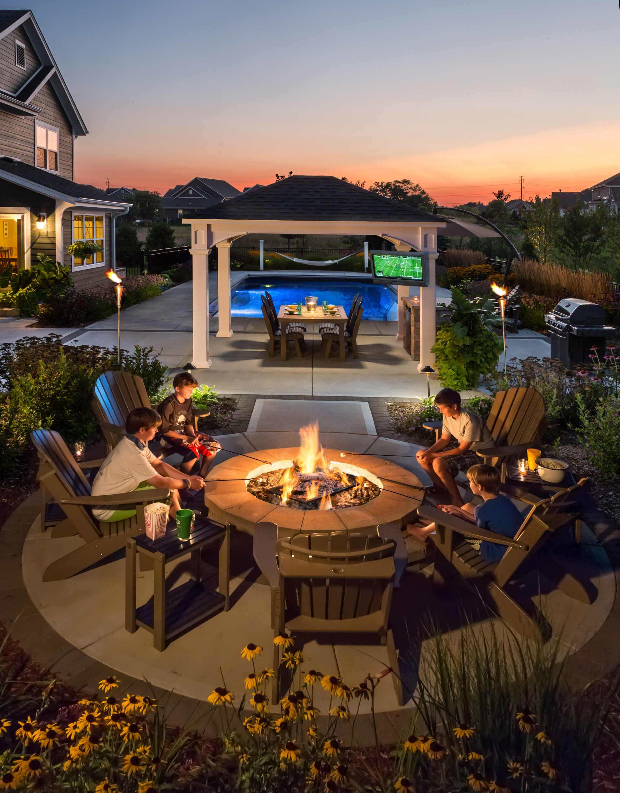 Traditional Pool and Fire Pit - Cedarburg
