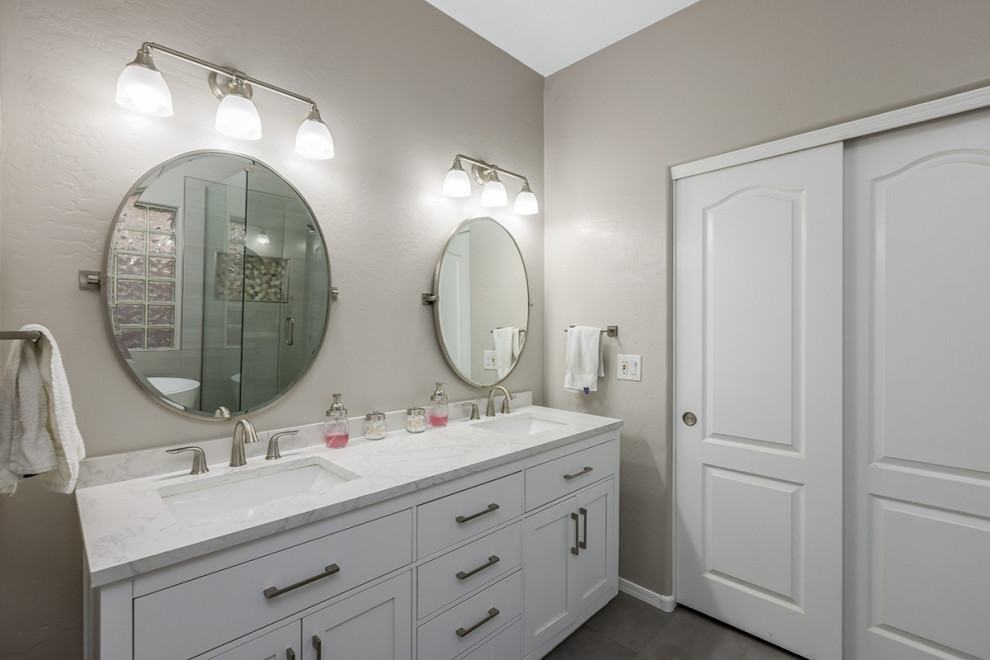 Foto på ett stort vintage vit en-suite badrum, med skåp i shakerstil, vita skåp, beige väggar, klinkergolv i porslin, ett undermonterad handfat, bänkskiva i kvarts och grått golv