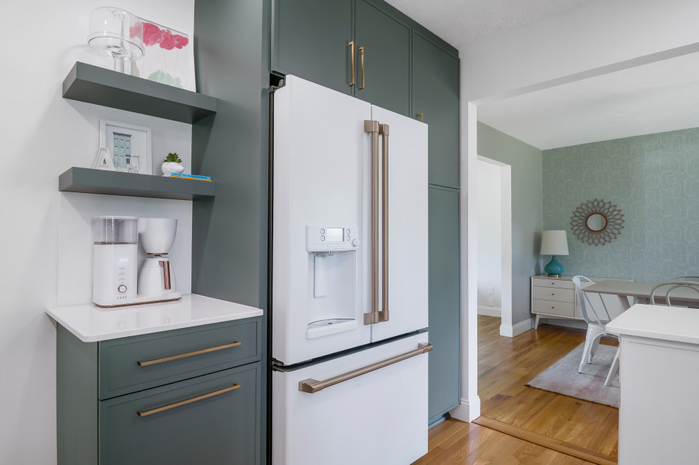 Cette image montre une salle à manger ouverte sur la cuisine minimaliste de taille moyenne avec parquet clair.