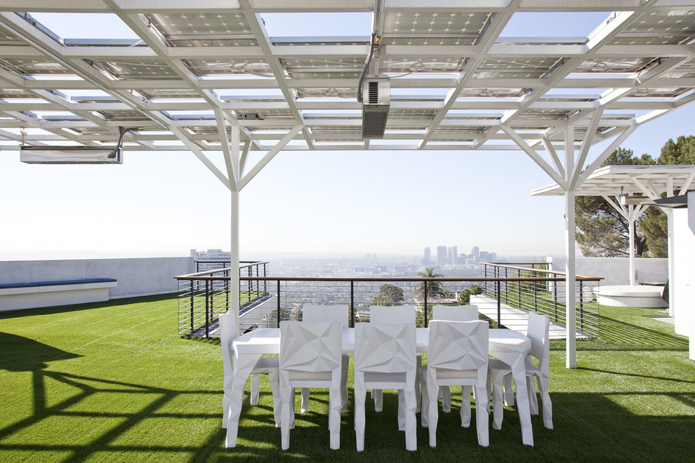 Design ideas for a modern rooftop and rooftop deck in Los Angeles.