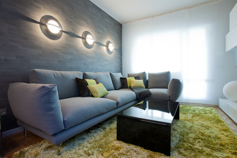 Foto de sala de estar con biblioteca abierta minimalista de tamaño medio con suelo de madera en tonos medios