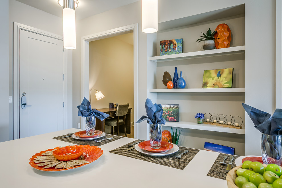 Example of a transitional entryway design in Dallas