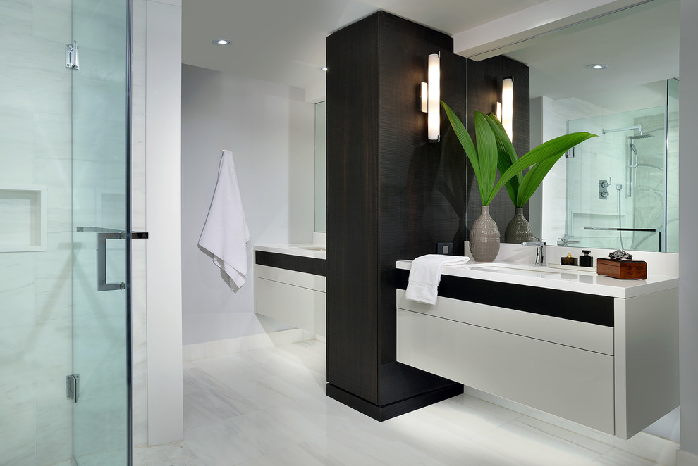 Design ideas for a mid-sized contemporary bathroom in Toronto.