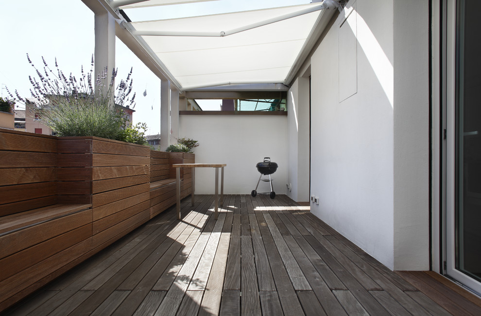 Inspiration for a mid-sized contemporary deck in Milan with an outdoor shower and an awning.