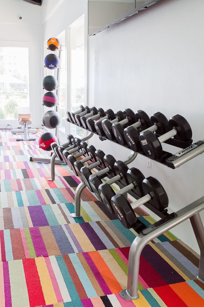 Multifunktionaler, Mittelgroßer Moderner Fitnessraum mit weißer Wandfarbe und Teppichboden in New York