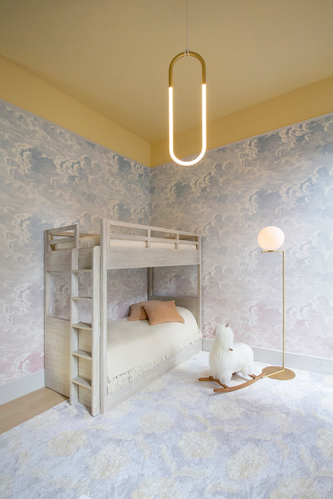 Inredning av ett modernt mellanstort flickrum kombinerat med sovrum och för 4-10-åringar, med lila väggar och flerfärgat golv
