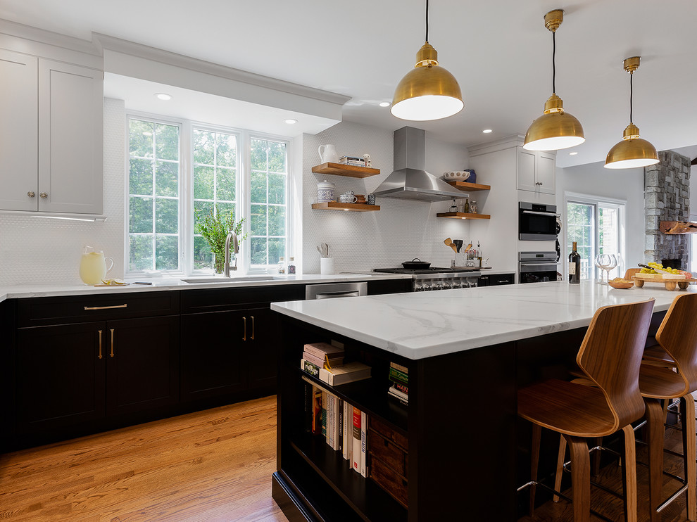Transitional l-shaped eat-in kitchen photo with an undermount sink, quartzite countertops, stainless steel appliances and an island
