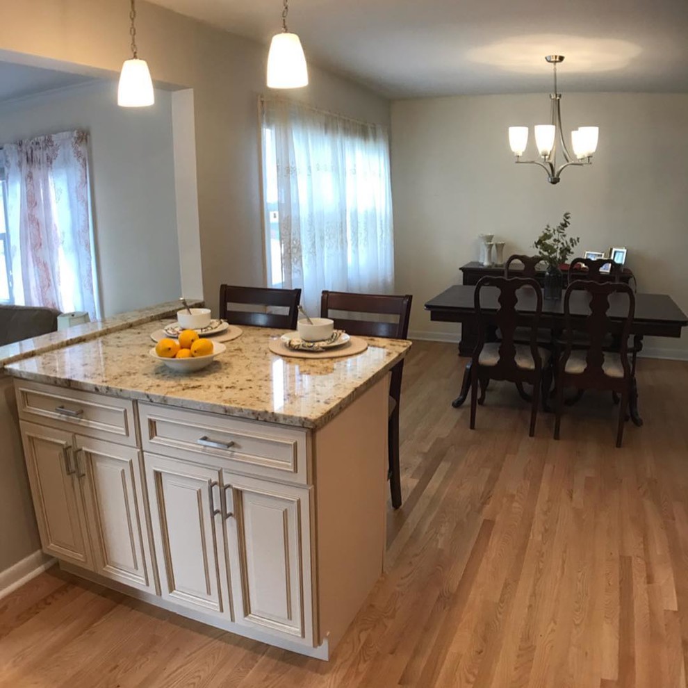 Kitchen - transitional kitchen idea in New York