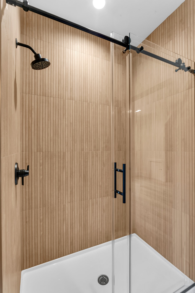 Идея дизайна: большая детская ванная комната в современном стиле с плоскими фасадами, светлыми деревянными фасадами, ванной в нише, душем в нише, раздельным унитазом, коричневой плиткой, удлиненной плиткой, коричневыми стенами, полом из керамической плитки, врезной раковиной, столешницей из кварцита, белым полом, душем с раздвижными дверями, белой столешницей, тумбой под две раковины и встроенной тумбой