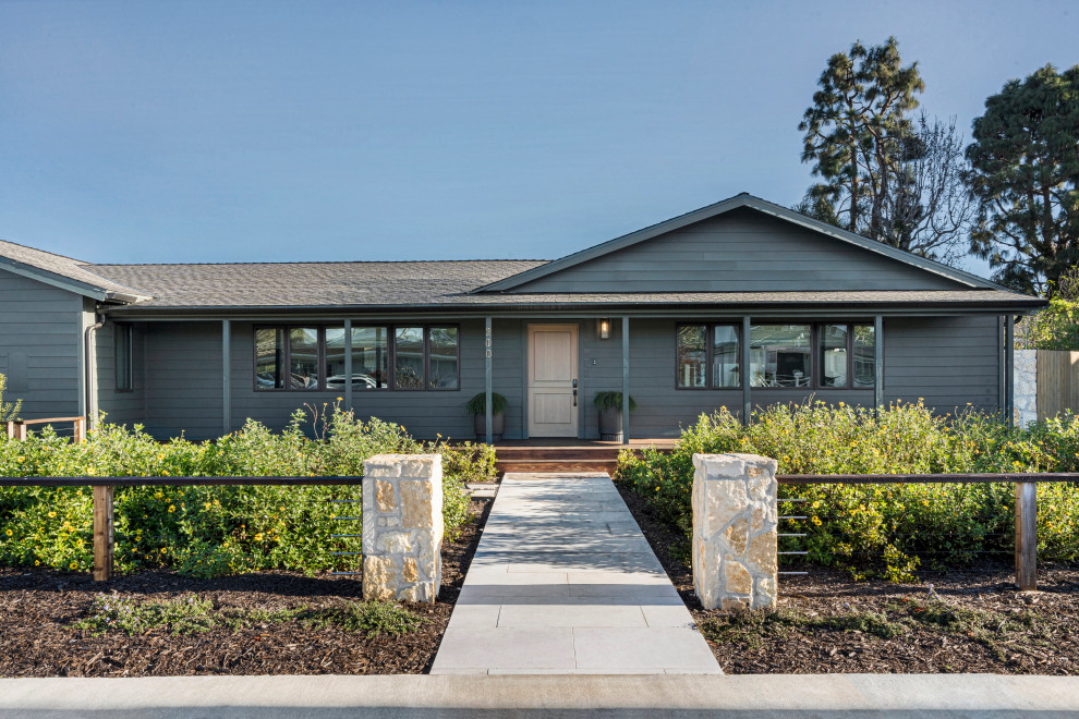 1950s exterior home idea in Orange County