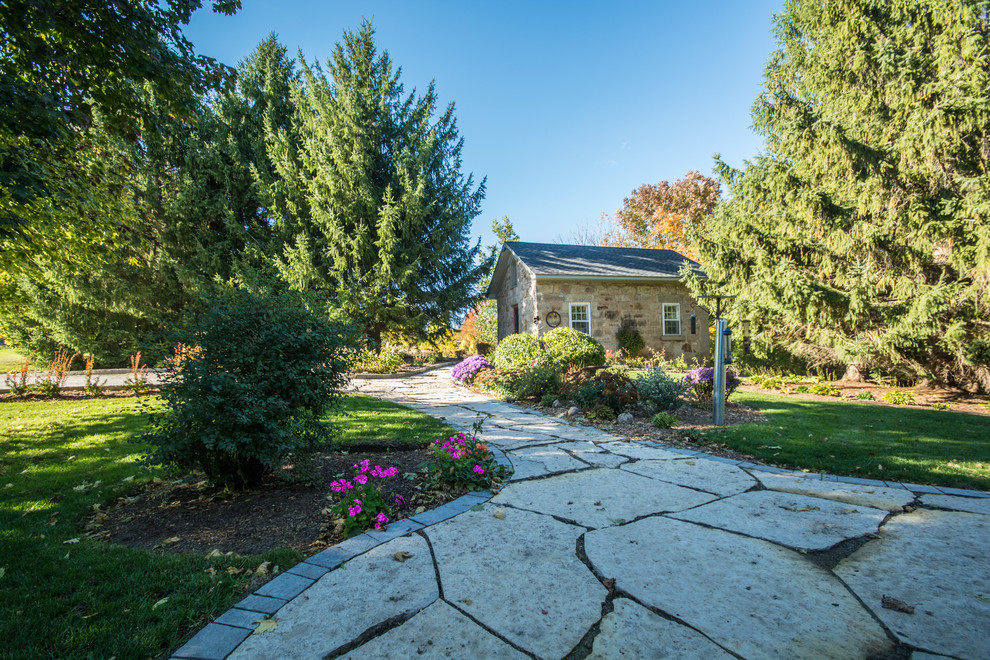Mountain style home design photo in Toronto