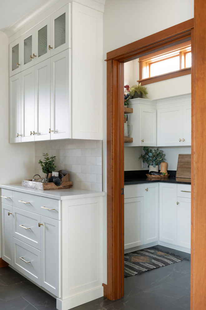 Diseño de cocina clásica renovada con puertas de armario blancas
