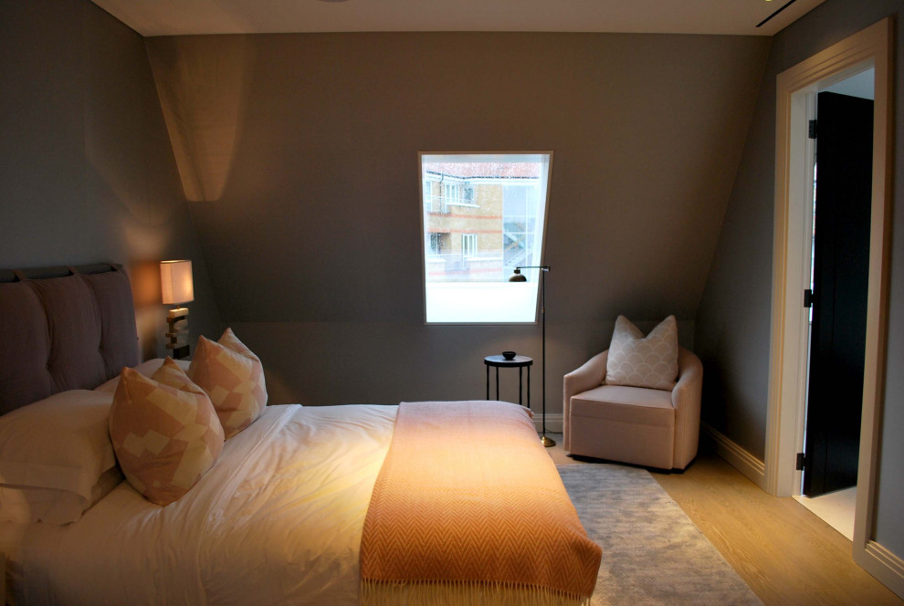 Ejemplo de dormitorio gris y blanco tradicional renovado con paredes grises, suelo de madera clara y papel pintado