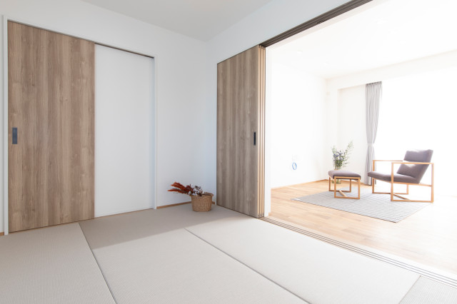 香川県に建つ、「のどやかに包む家」の和室 moderno-soggiorno