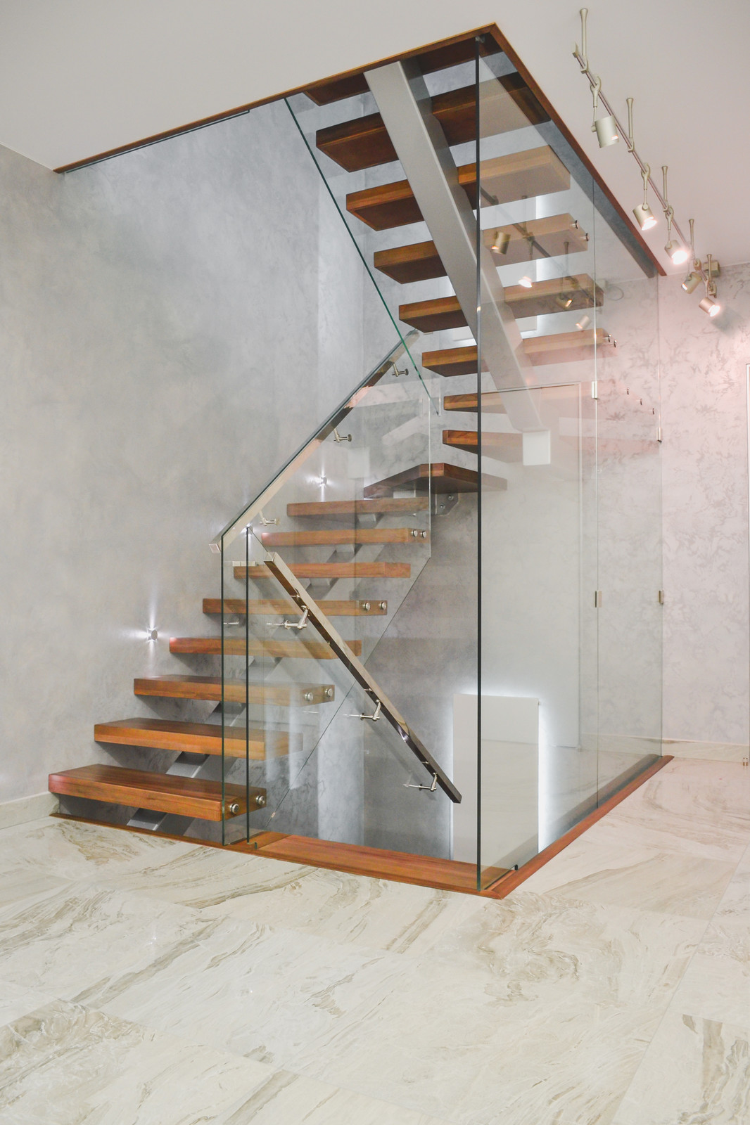 Деревянная лестница в загородном доме