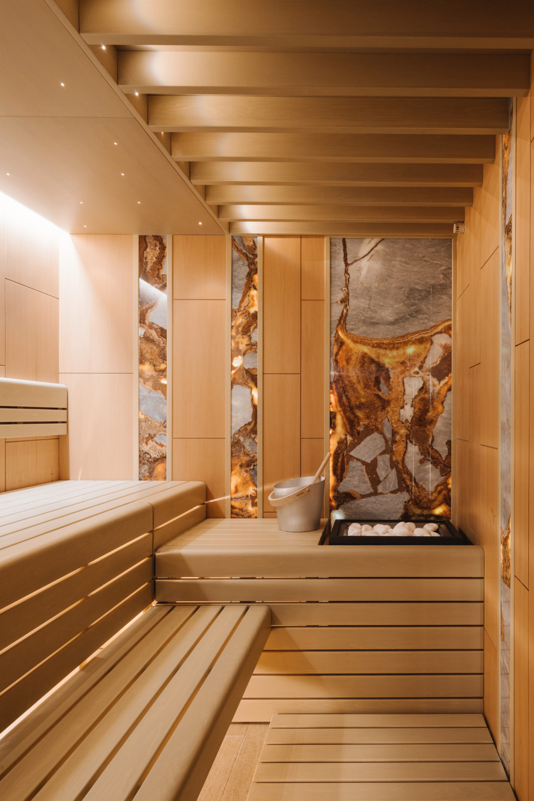 шпонированные панели из ливанского кедра, мрамор с подсветкой.