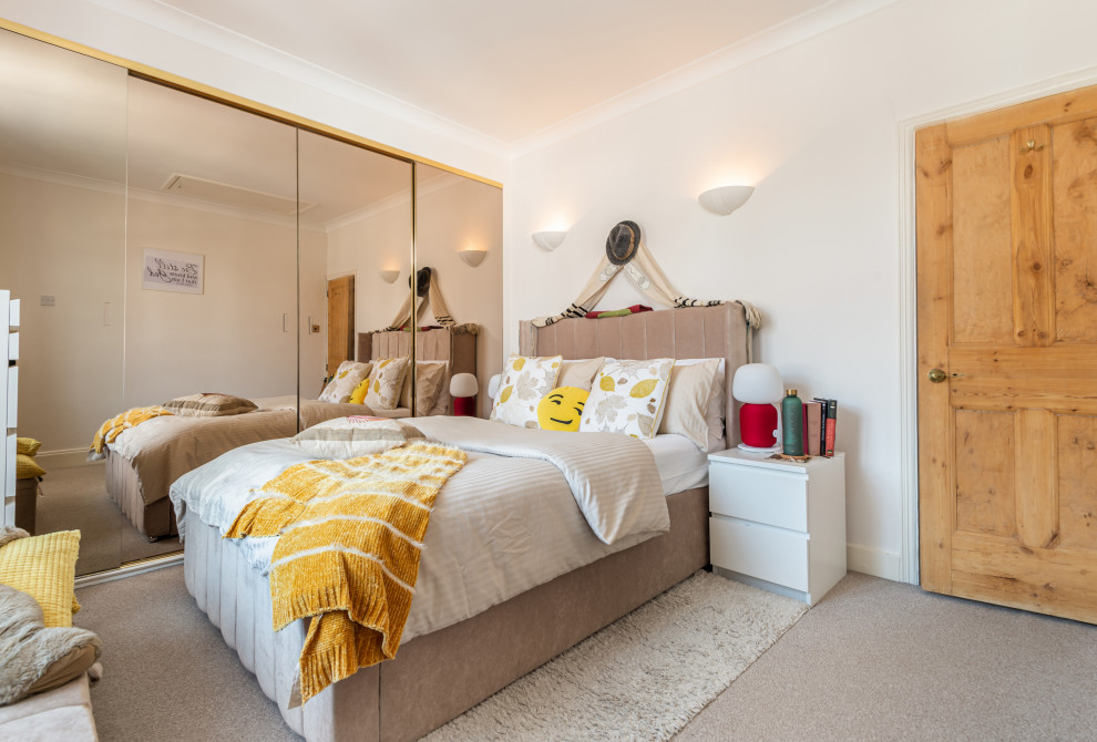 Modelo de dormitorio principal ecléctico de tamaño medio con paredes blancas, moqueta y suelo beige