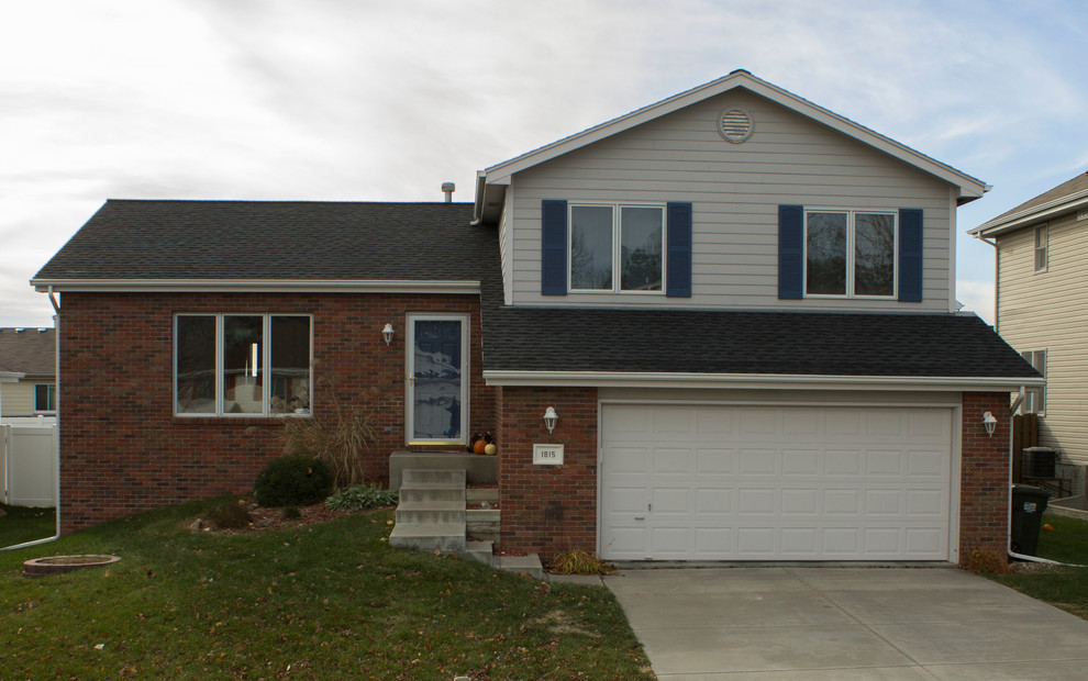 Photo of a mid-sized traditional split-level beige exterior in Omaha with mixed siding and a gable roof.