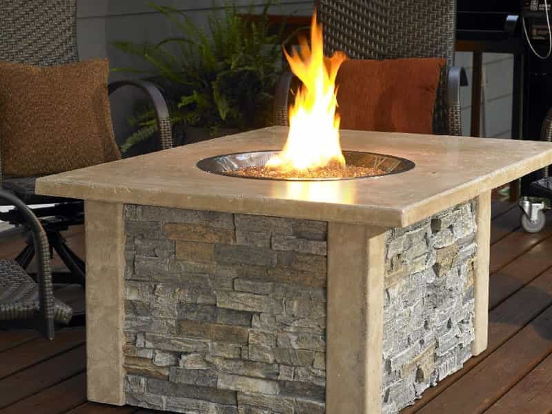 Inspiration for a mid-sized transitional backyard deck remodel with a fire pit