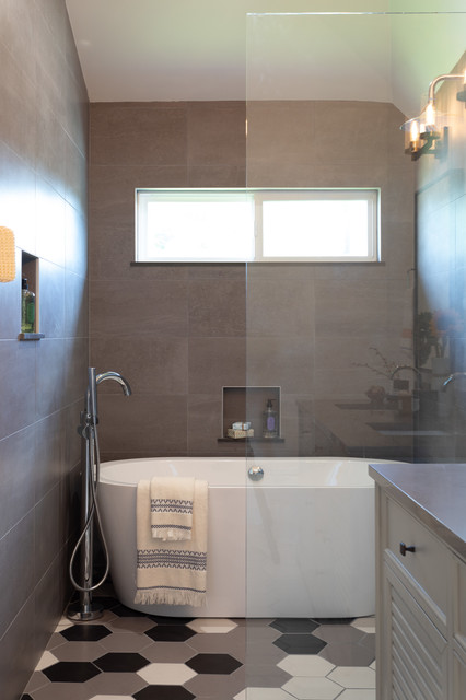Contemporary New Construction fusion-bathroom