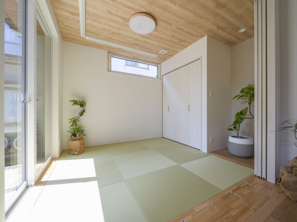 Idéer för mellanstora funkis allrum, med vita väggar, tatamigolv och grönt golv