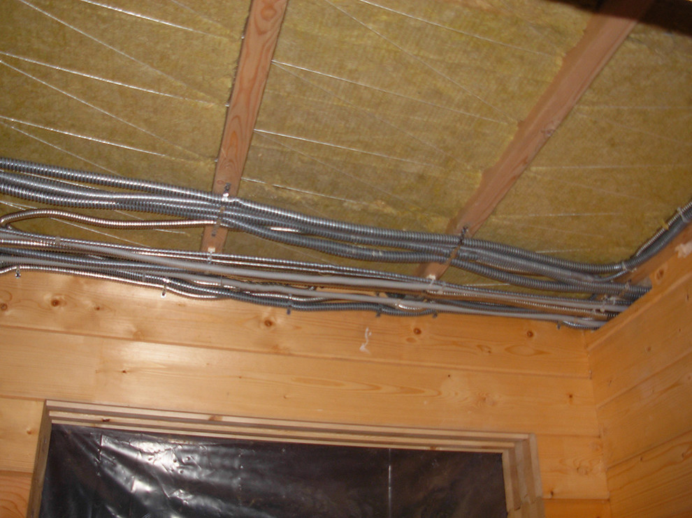 Скрытая электропроводка в деревянном доме из бруса