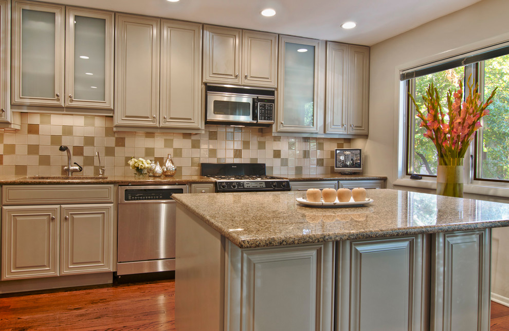 Transitional kitchen photo in Chicago
