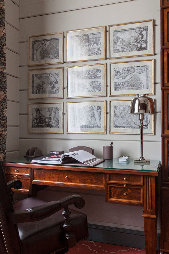 Imagen de despacho tradicional con paredes blancas, moqueta y escritorio independiente