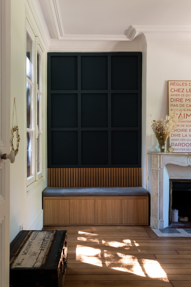 Réalisation d'un bureau tradition de taille moyenne avec parquet clair, une cheminée standard et un sol marron.
