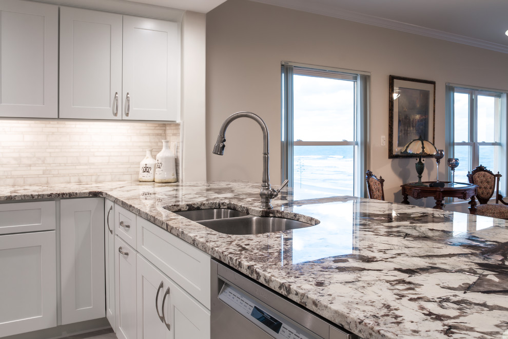 Kitchen - transitional kitchen idea in Orlando