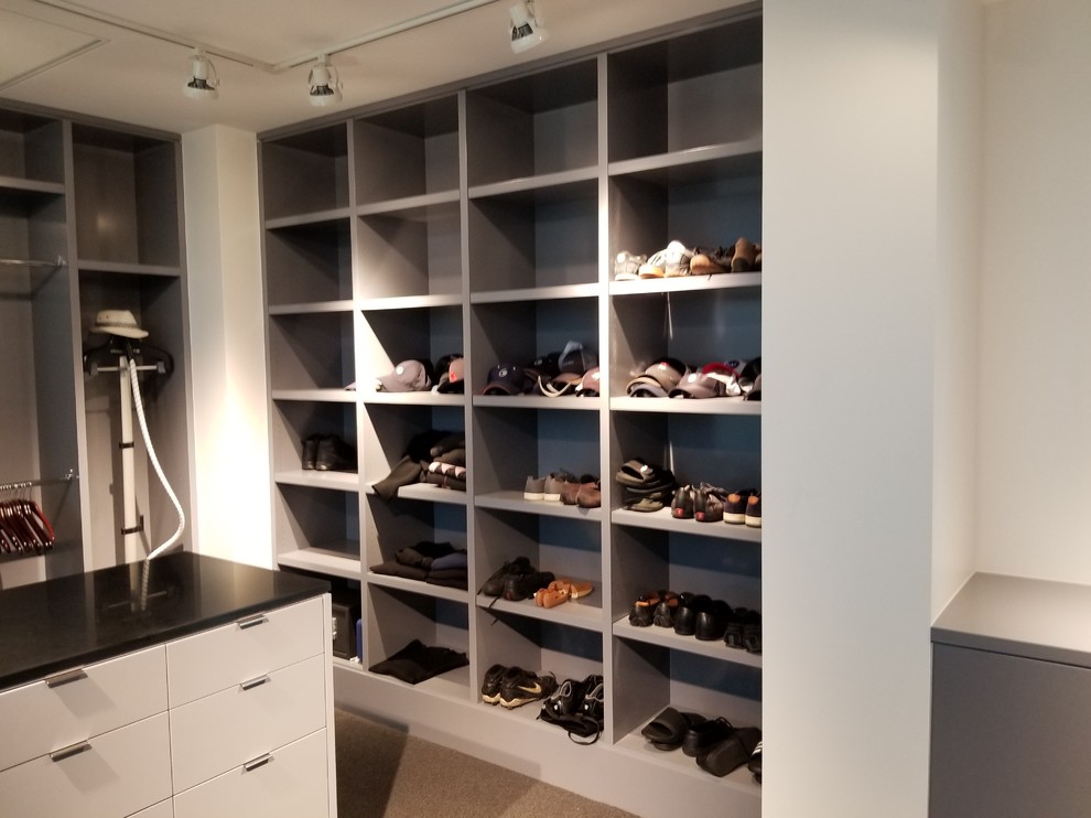 Inspiration for a contemporary storage and wardrobe in Chicago.